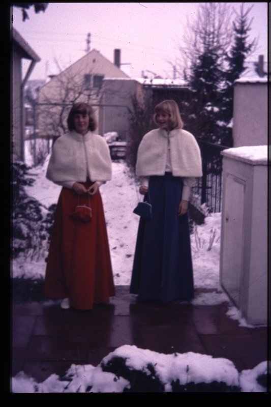 35.Regensburg dec 1975 Brigitte,Marion.JPG